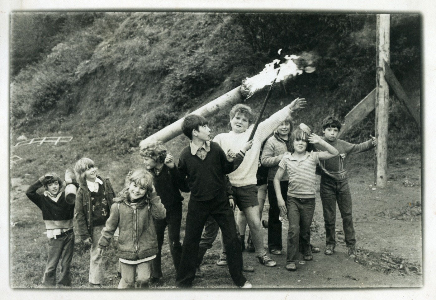 Big Hill Adventure Playground prob 1975. Paul MacStraw and a handful of camera-shy friends. Geoffrey Higgins at far R.  Girl at front is possibly (2015) Christina Mellon Airey.
Also named as:  John Glaister, with the girl Shaun Stanborough, Paul McStraw,Gary Youdale, Geoff Higgins, AND also: Ed Chambers next to Geoff Higgins